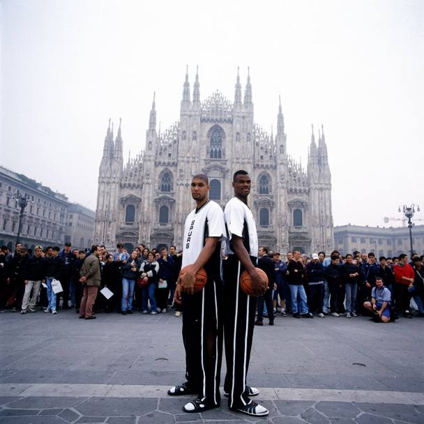 2000, Milano. Tim Duncan e David Robinson posano col Duomo sullo sfondo.